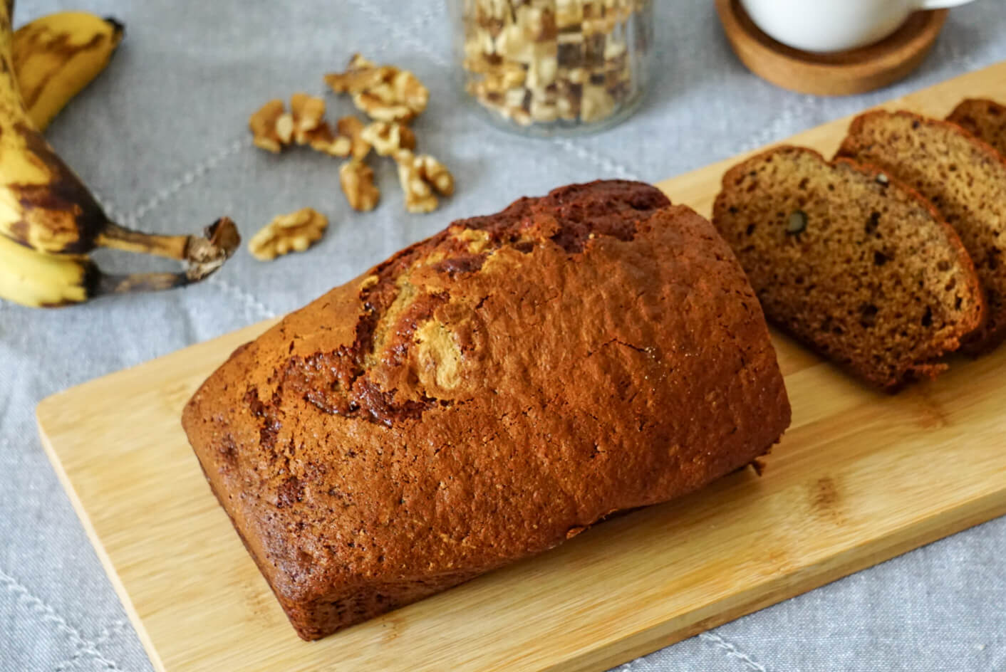 Bananenbrot liegt auf Brettchen