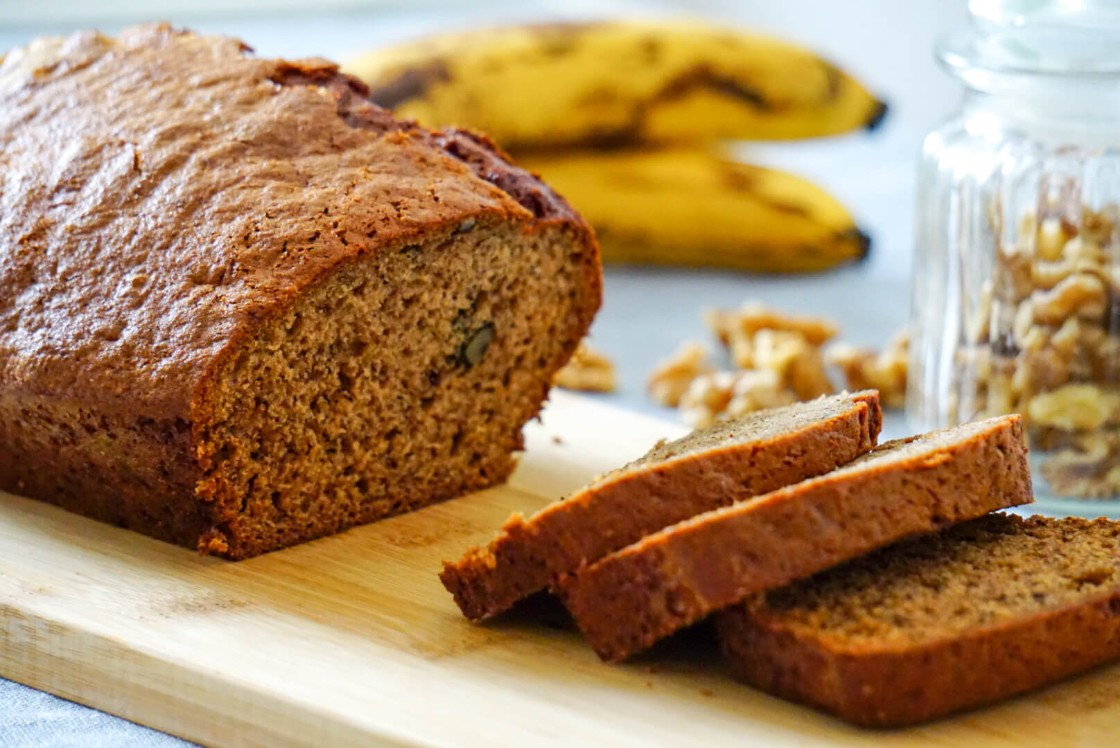 Bananenbrot auf Brettchen