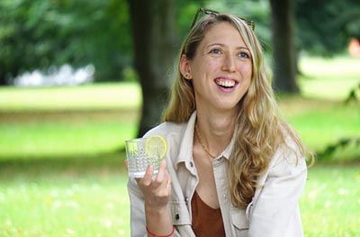 Kuechenschwester Caro sitzt auf Wiese