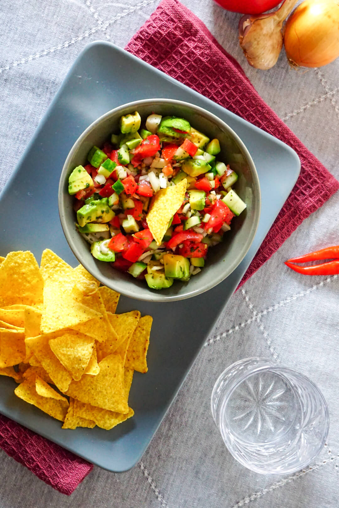 Schale mit Pico de Gallo aus Avocado, Tomaten, Gurkem und Chili