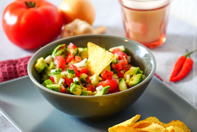 Schale mit Pico de Gallo aus Avocado, Tomaten, Gurkem und Chili