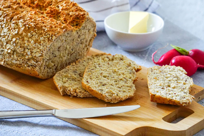 Selbst gebackenes angeschnittenes Brot