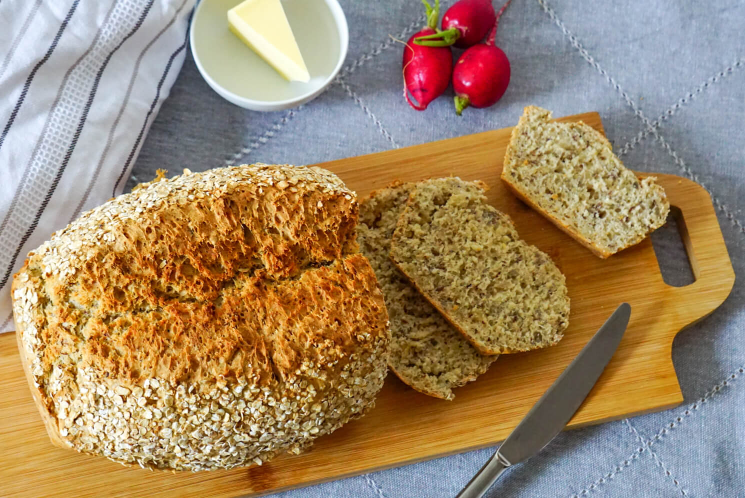 Selbst gebackenes angeschnittenes Brot