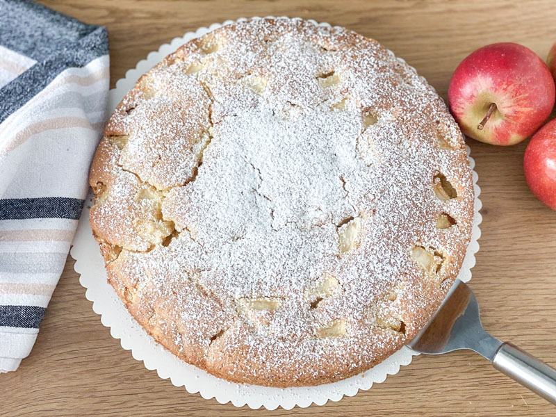 Selbstgemachter Apfelkuchen steht auf Tisch