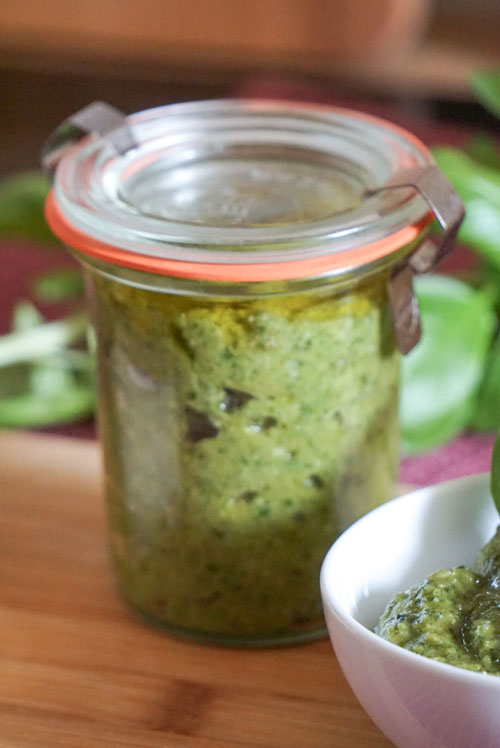 Weckglas mit einfachem Pesto verde