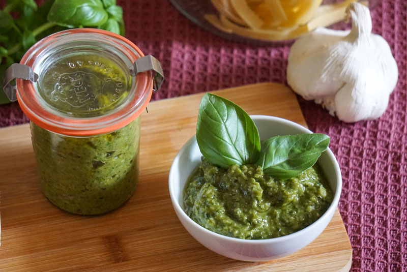 Schälchen mit einfachem Pesto verde, dahinter Weckglas mit Pesto