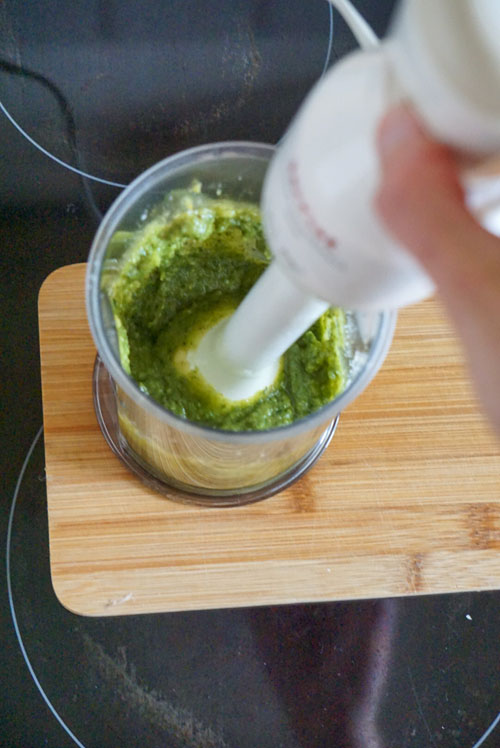 Pesto verde wird mit Pürierstab zerkleinert