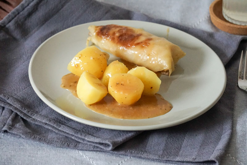 Kohlroulade auf Telller dazu Salzkartoffeln