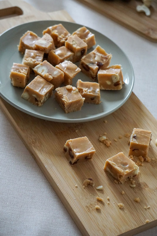 Kleine Stücle Karamell-Fudge auf Holzbrett